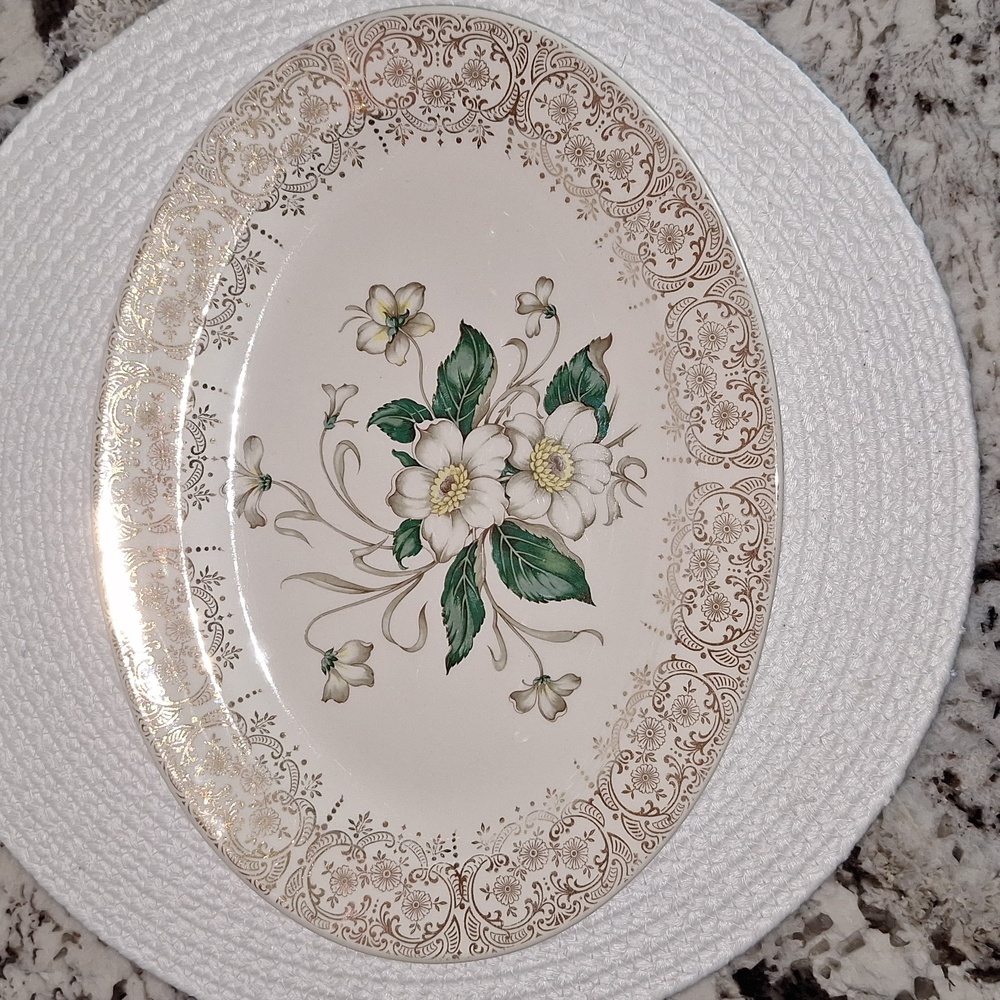 🍽 Royal Monarch oval platter. 22 carat gold. 12" x 9"